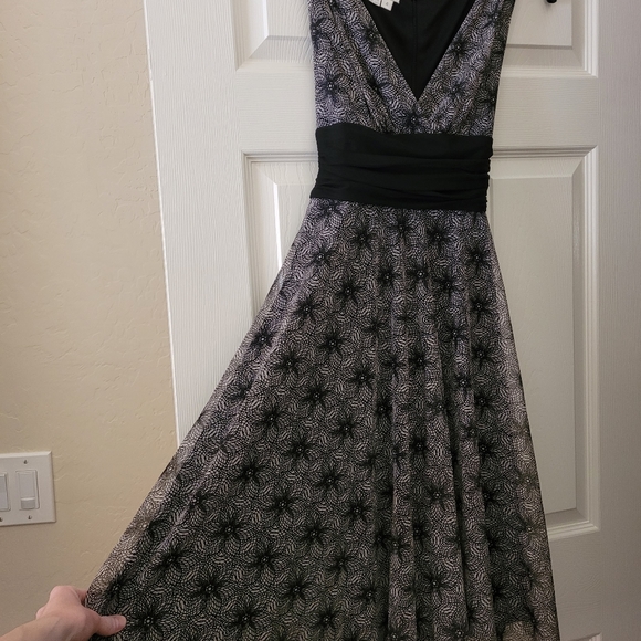 Stunning London Times Dress! LIKE NEW!! Size 4 - Picture 2 of 12